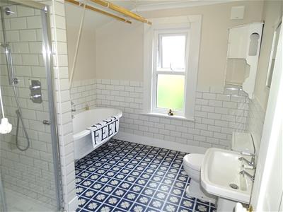 FOUR PIECE VICTORIAN STYLE BATHROOM